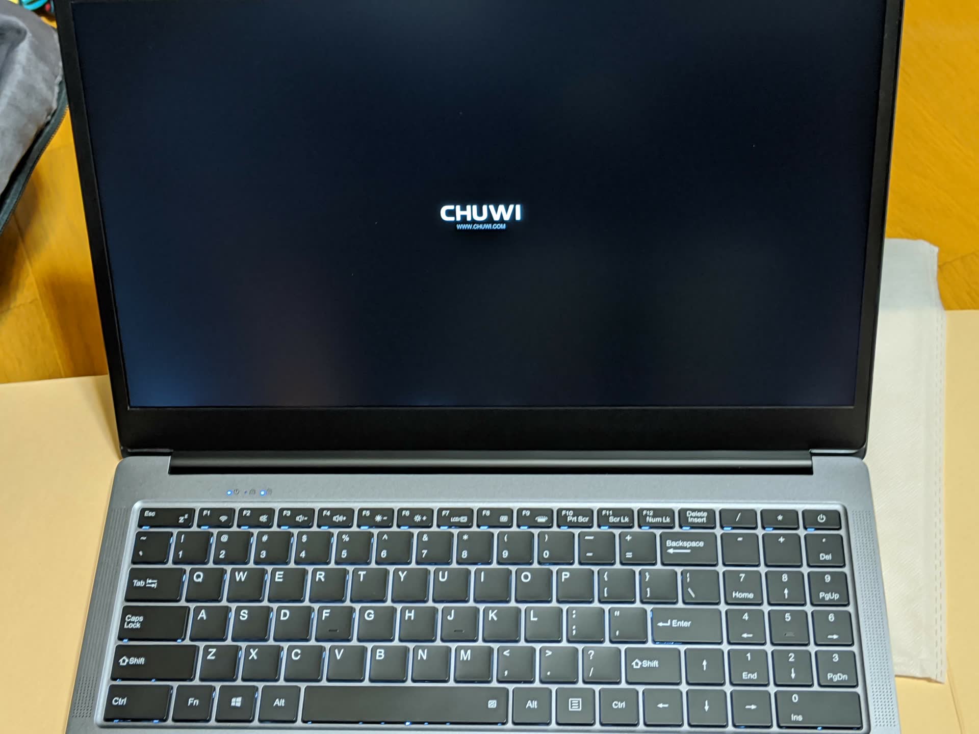 CHUWI AeroBook Plus(Pro)が届いたのでUbuntu 20.04をインストールしようとして失敗(解決済)